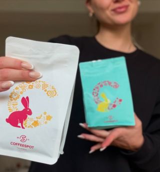 Zájem o Velikonoční kávy od @coffeespot.cz je tak velký, že nám pražírna hlásí vyprodané modré varianty. 🤩 U nás ale ještě...