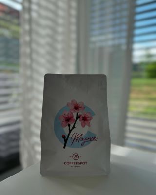 Byl pozdní večer, první máj... a dál to znáte Hynku, Viléme i Jarmilo ❤️ ... Z @coffeespot.cz zval ku kávě hlas. ☕ A když...