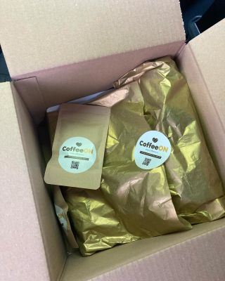 Do zlatova upražená, do zlatova zabalená ta nejlepší káva ze Zlínska. ☕ Takto a s dárečky v podobě vzorků kávy posíláme...